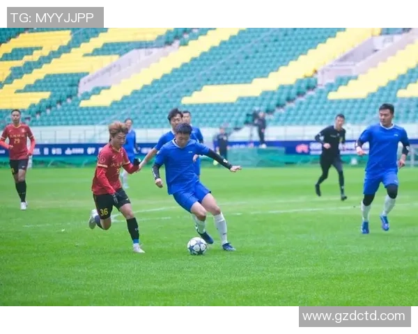 绿茵场上足球球星飞身滑铲瞬间展现力量与速度之美